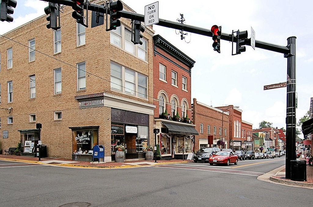 a traffic light on the corner of a city street