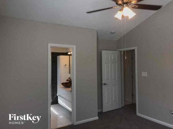 a empty room with a ceiling fan and a closet
