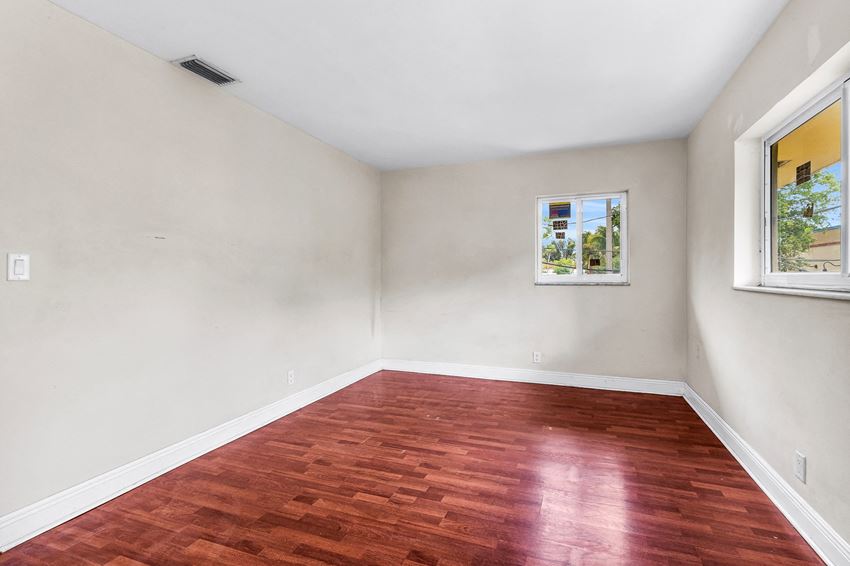 4900 NW 10th Ave
