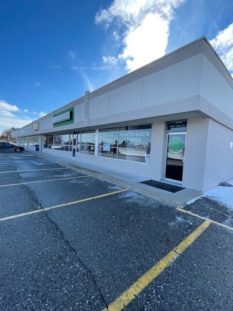 A storefront with a green sign that says "FASCIA DUETS CLASSES".