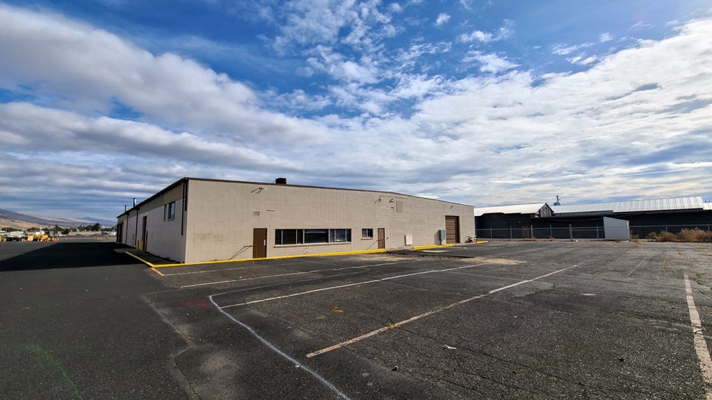 an empty parking lot in front of a building
