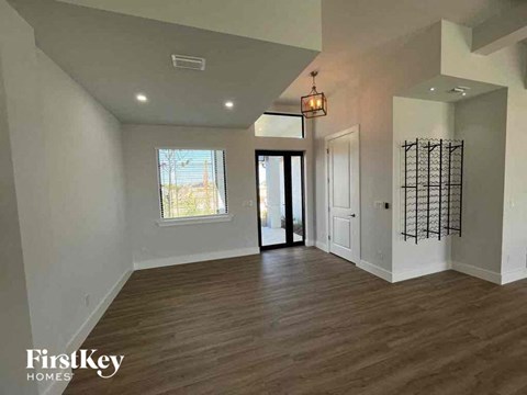 1131 NE 2Nd Place 3 Beds Apartment for Rent