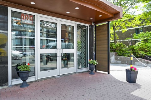 The entrance to a building with a glass door and a sign that reads "A L'OUEL".