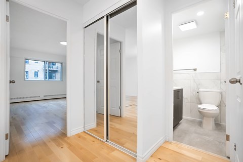 5450 Chemin Queen-Mary Studio-2 Beds Apartment for Rent - Photo Gallery 7