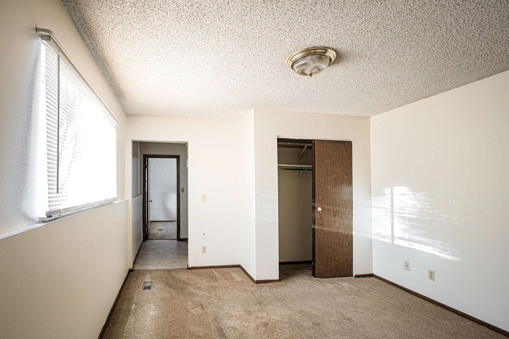 A room with a carpeted floor and a ceiling light.