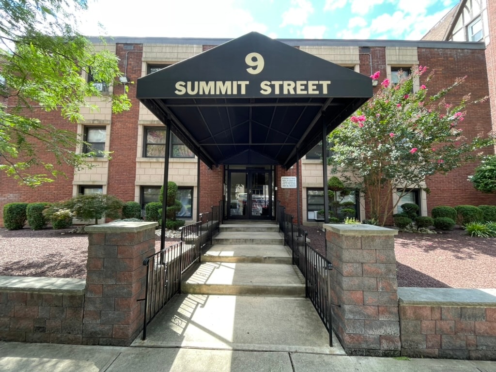 9 Summit St Studio-3 Beds Apartment for Rent - Photo gallery 3