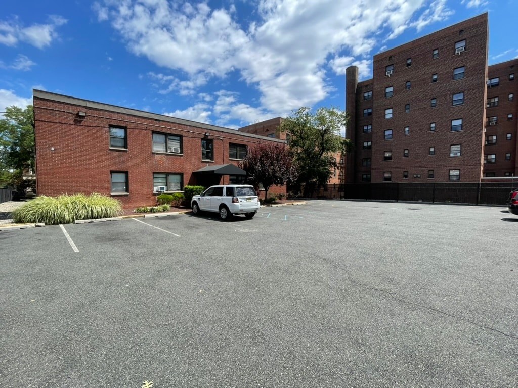 9 Summit St Studio-3 Beds Apartment for Rent - Photo gallery 2