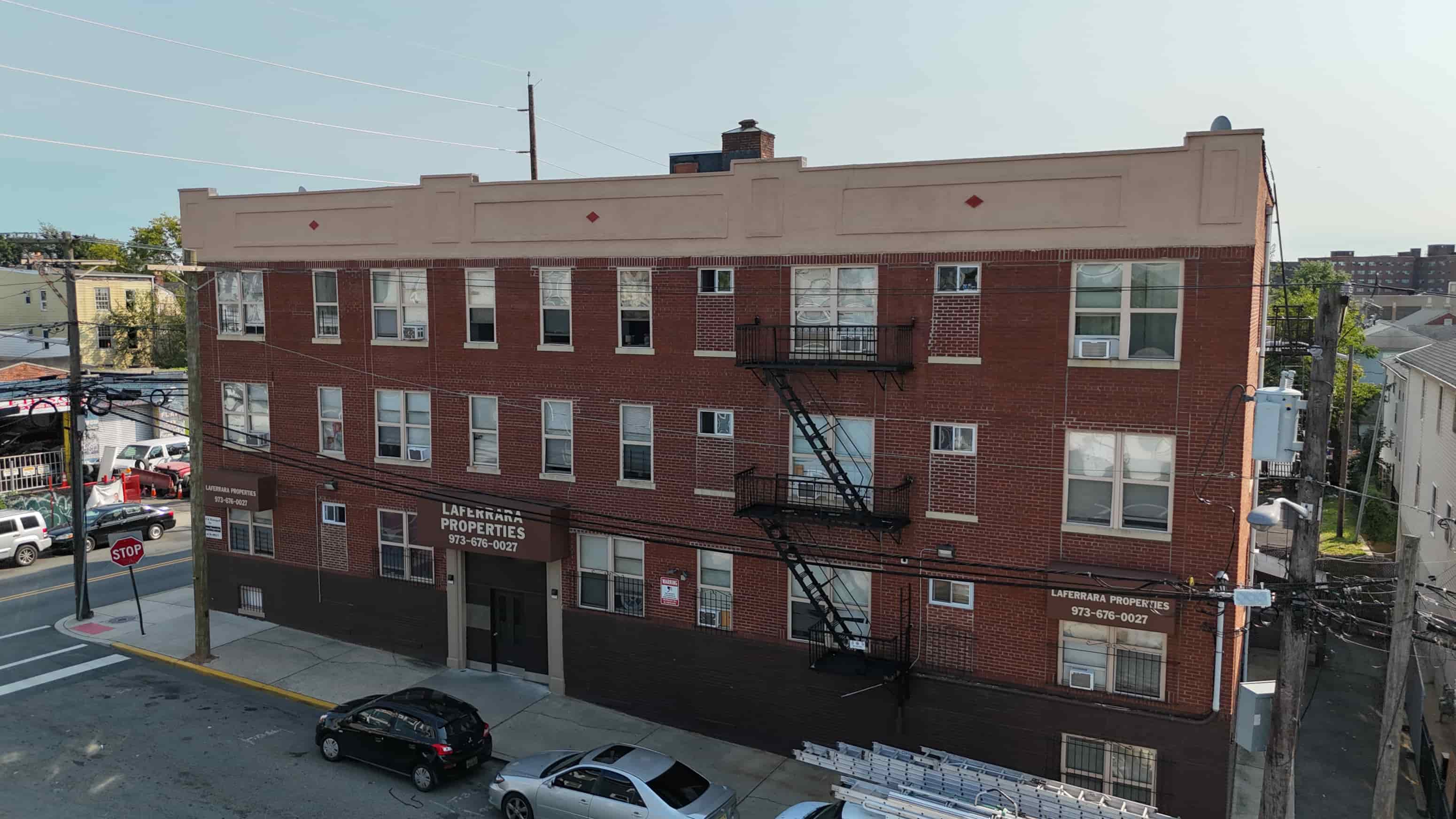 A red brick building with a sign that says "Learnco's".
