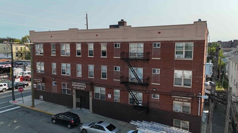 A red brick building with a sign that says "Learnco's".