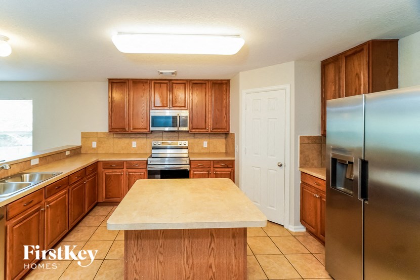 3838 SAUSALITO FERN Studio House for Rent - Photo Gallery 5