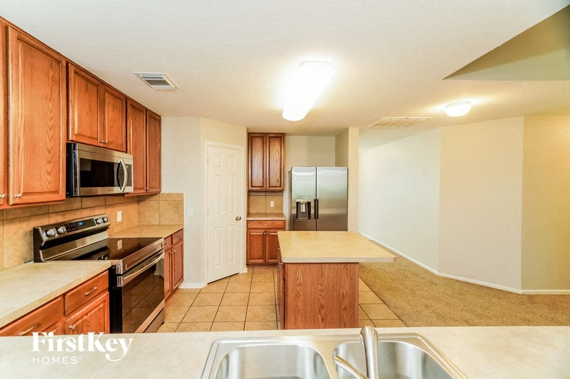 3838 SAUSALITO FERN Studio House for Rent - Photo Gallery 6