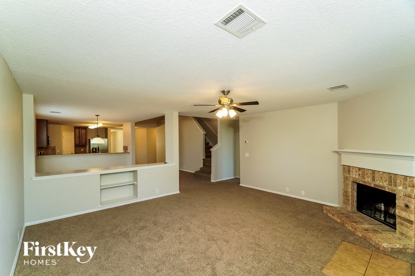 3838 SAUSALITO FERN Studio House for Rent - Photo Gallery 8