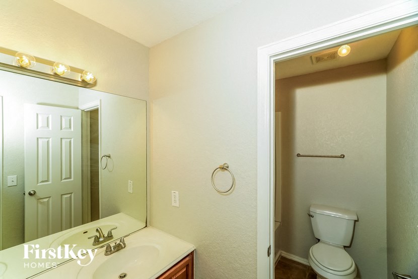 3838 SAUSALITO FERN Studio House for Rent - Photo Gallery 13