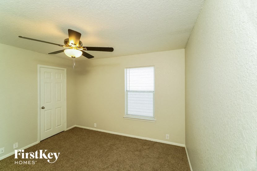 3838 SAUSALITO FERN Studio House for Rent - Photo Gallery 10