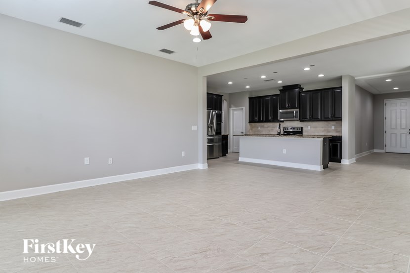 31543 FAIRHILL DRIVE 3 Beds House for Rent - Photo Gallery 3