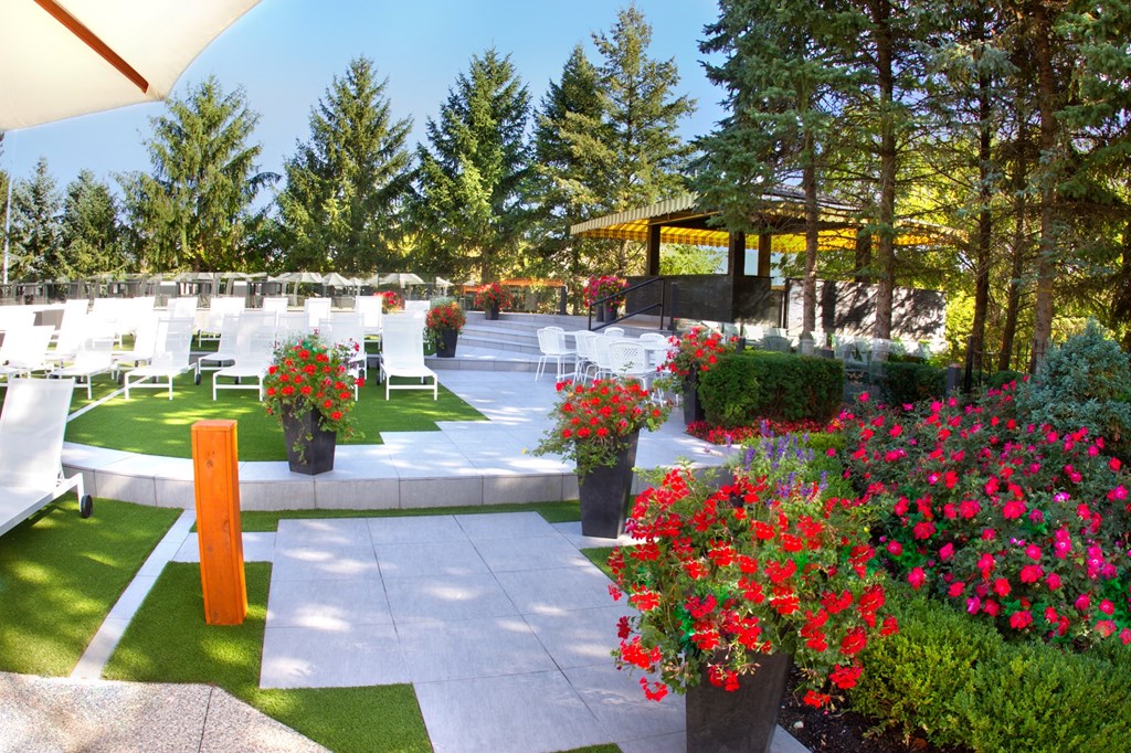 Pool and hot tub | apartments in Novi, Michigan 48375