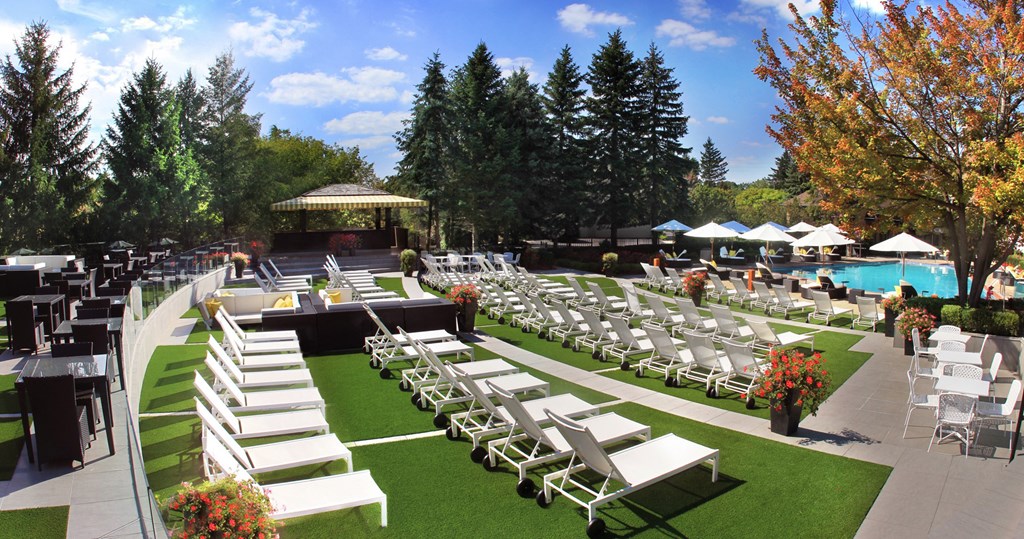 Pool and hot tub | Novi apartments 48375