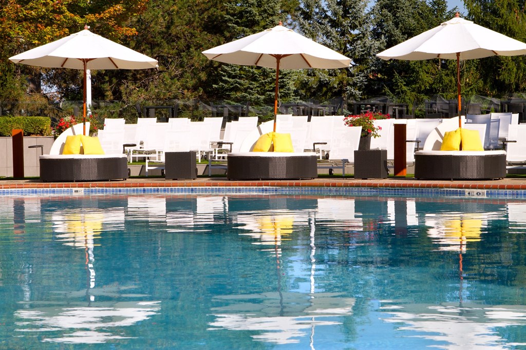 Pool and hot tub | Metro Detroit Apartments