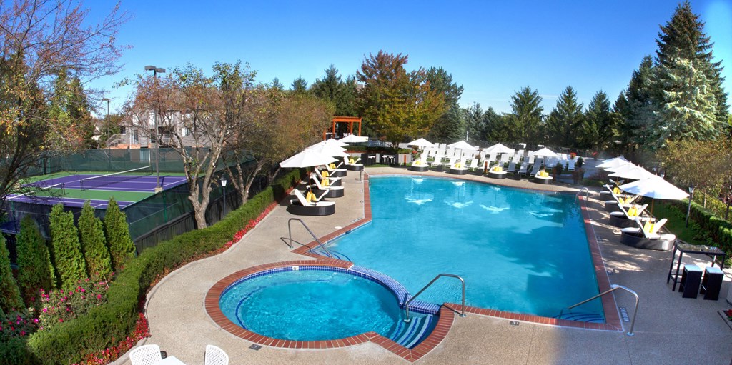 Pool and hot tub | Novi apartments 48375