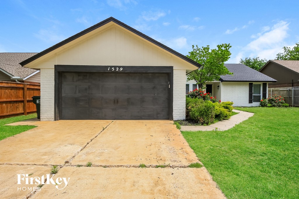 A garage with the number 1529 on it.