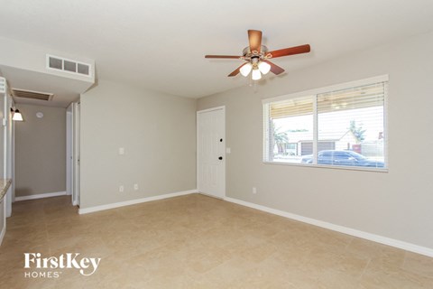 14 W Kerry Lane 3 Beds Apartment for Rent