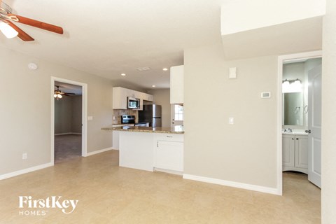 14 W Kerry Lane 3 Beds Apartment for Rent