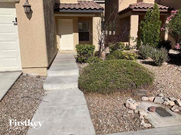 a sidewalk in front of a house