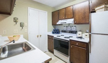3501 Farmington Dr 1-3 Beds Apartment for Rent - Photo Gallery 4