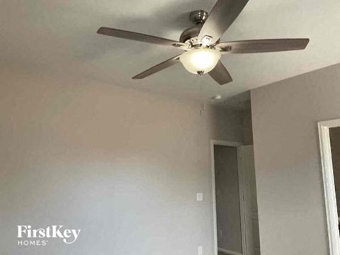 a ceiling fan and a light in a room