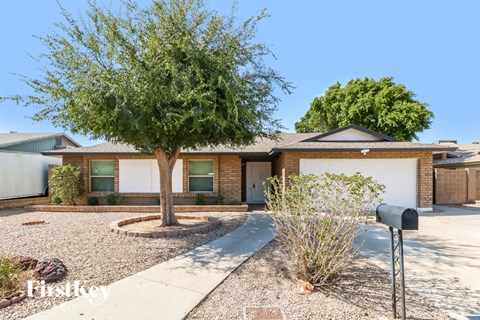 3921 W Pershing Avenue 3 Beds Apartment for Rent