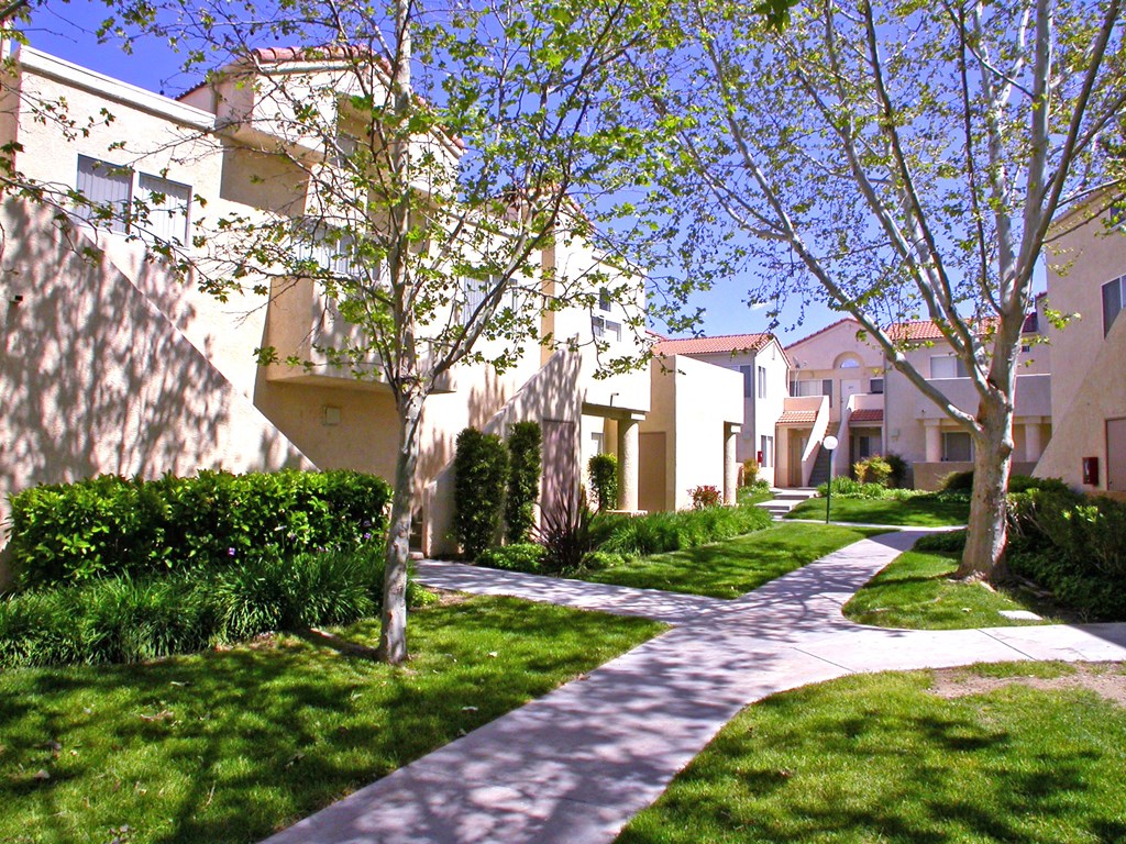 a sidewalk in front of some apartments