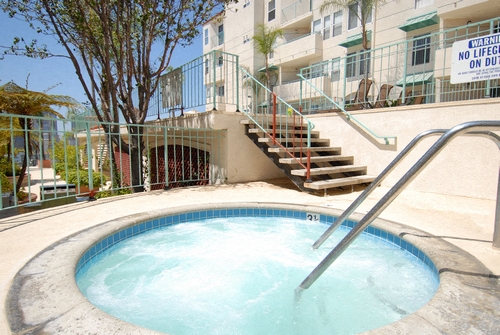 an empty hot tub in front of an apartment building
