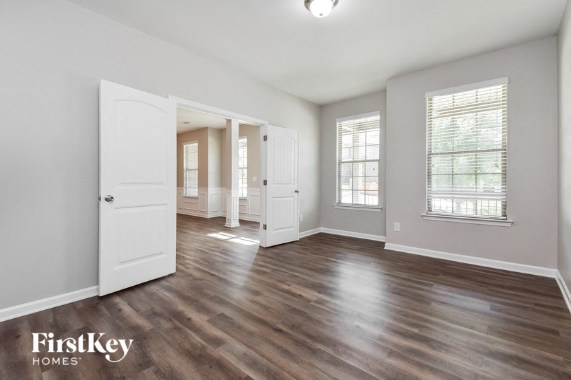 the living room and dining room of an empty house
