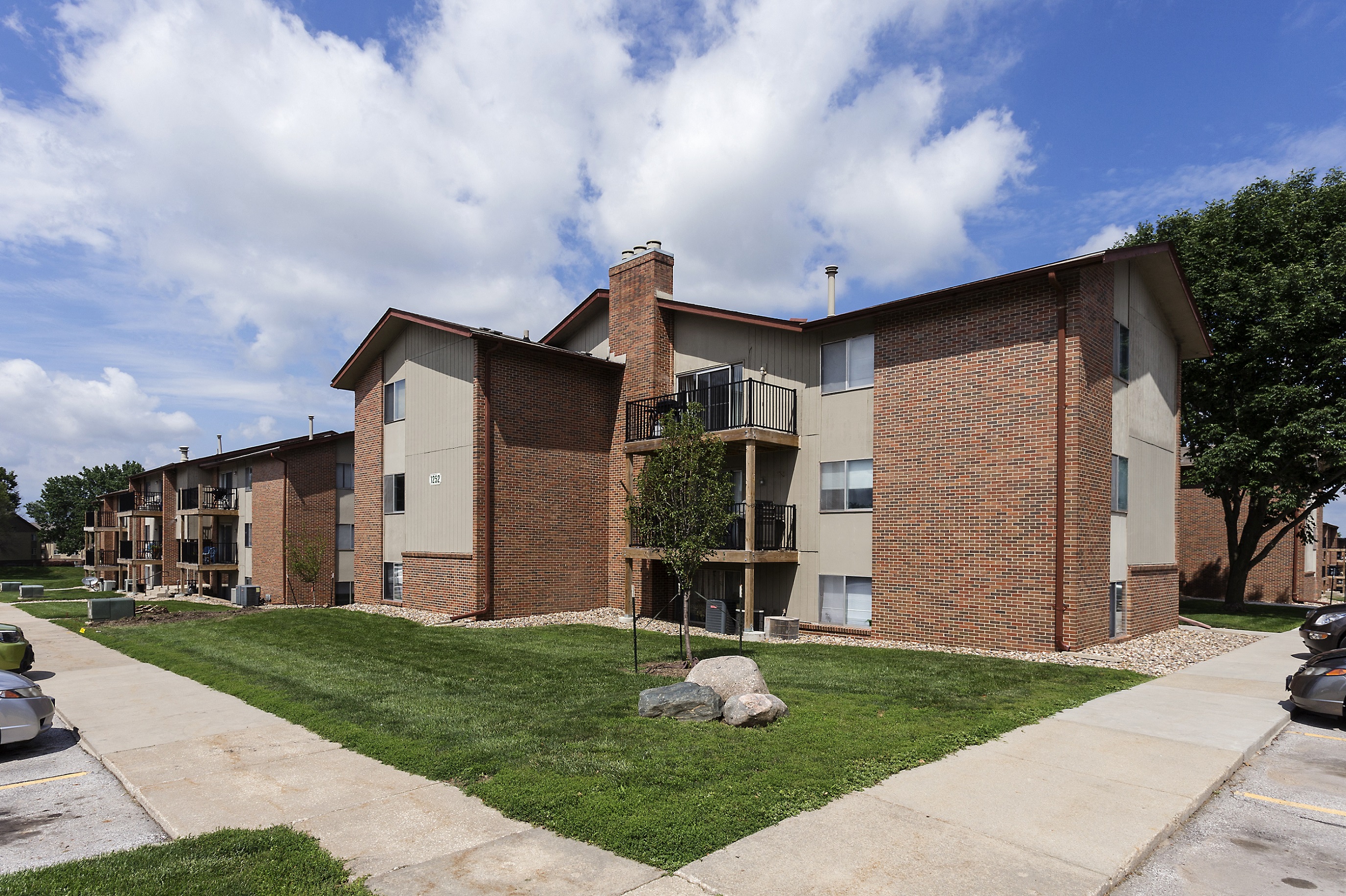 Country Club Village Apartments & Townhomes Apartments in West Des