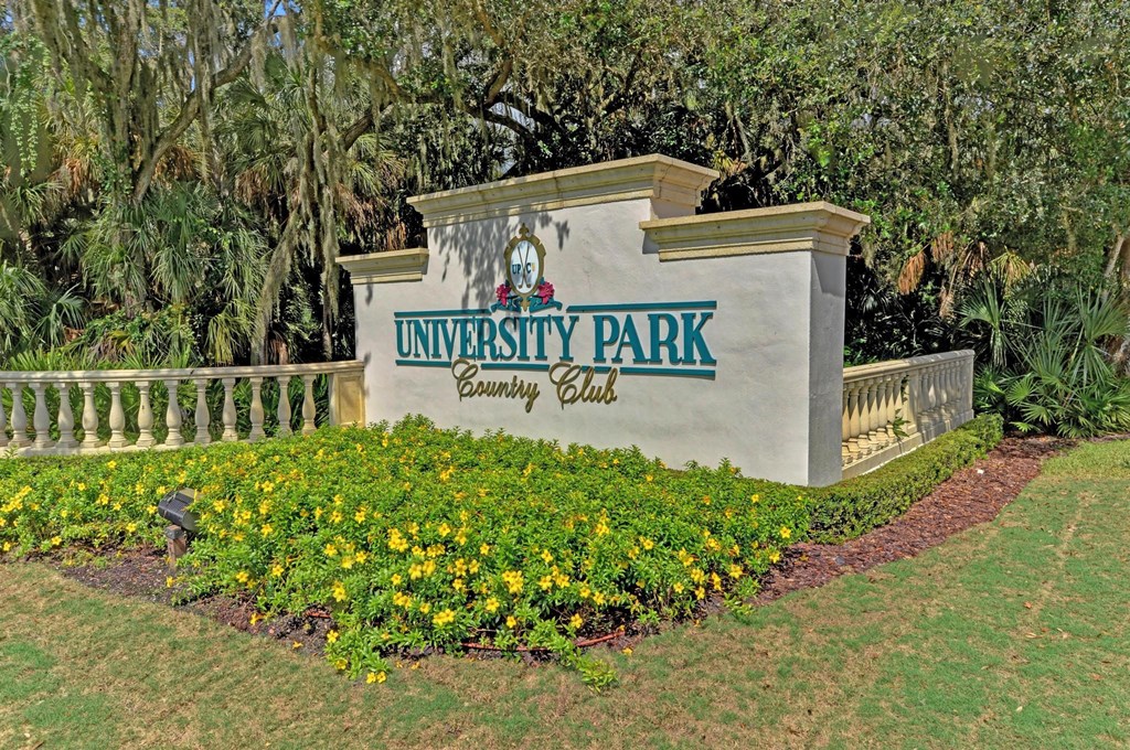 the sign for university park at the entrance of the park