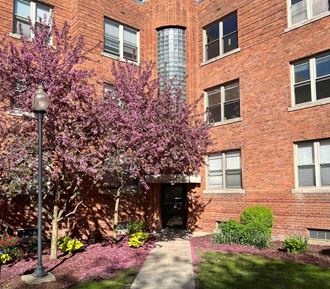 825 Iroquois 1-2 Beds Apartment for Rent