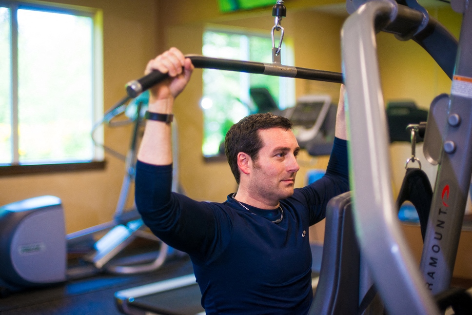 a man is working on a simulator in a gym