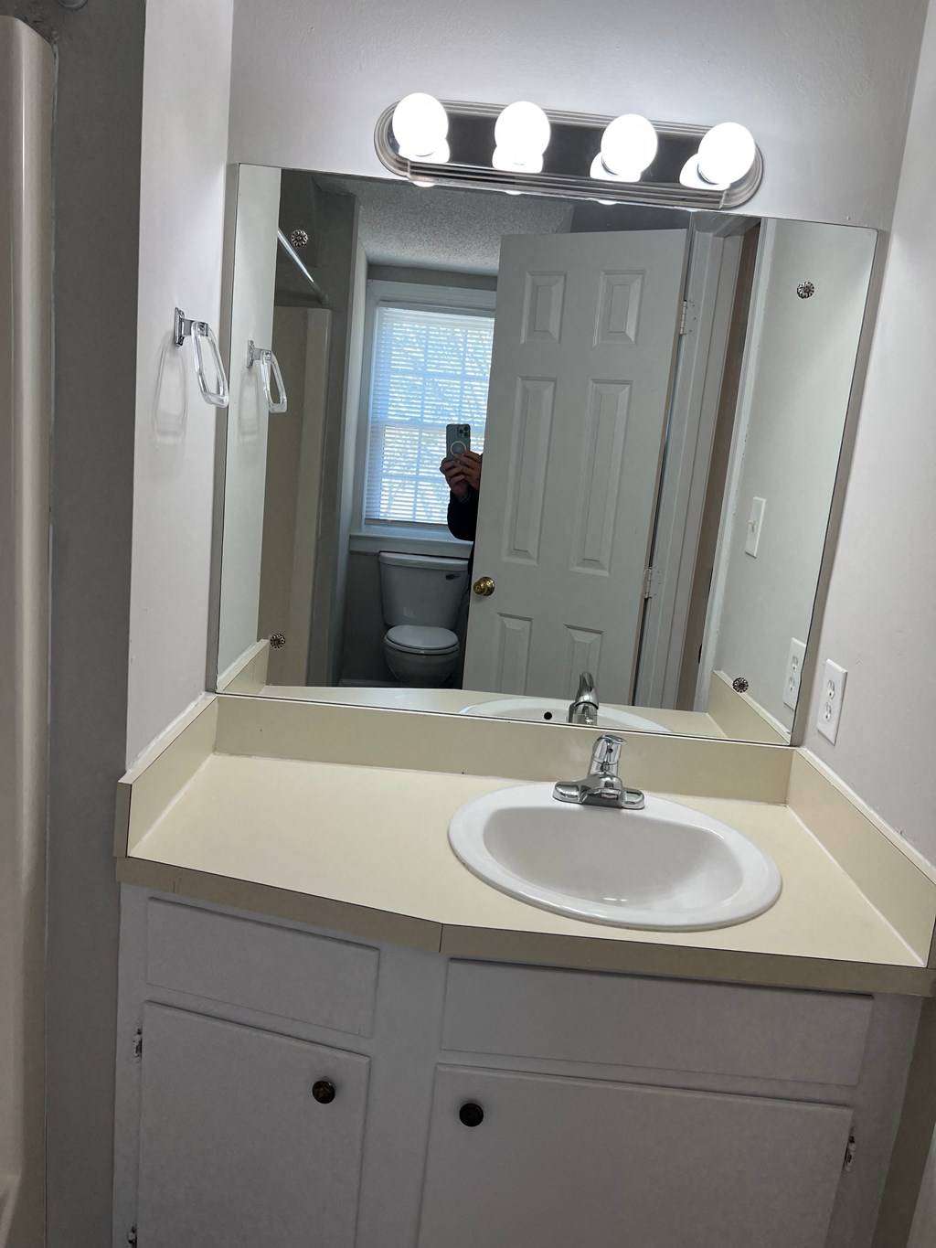 A bathroom with a sink and mirror.