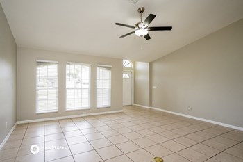 2108 NE 9th Pl 3 Beds House for Rent - Photo Gallery 3