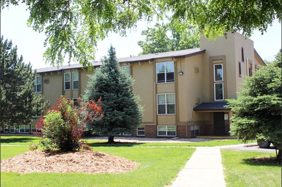 Village Green Apartments 1213 26th Avenue Greeley Co Café Greeley Photo Gallery 1