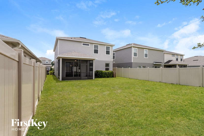 A row of houses with a grassy front yard.