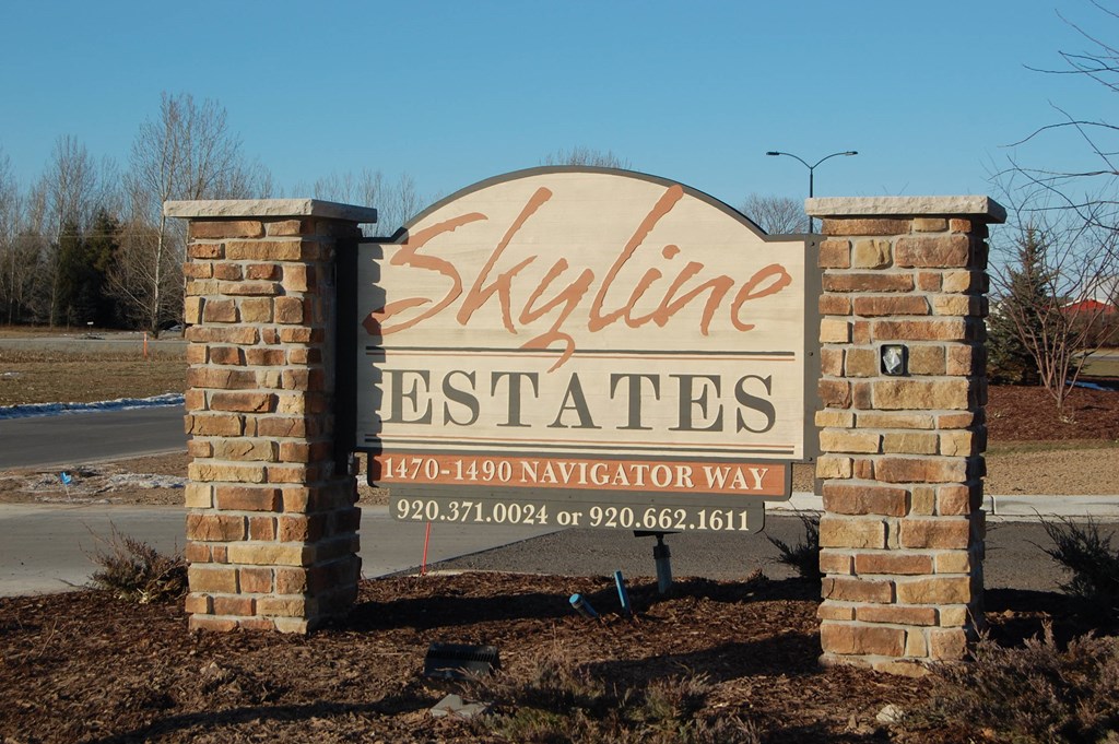 the sign for skyline estates at the entrance to the subdivision