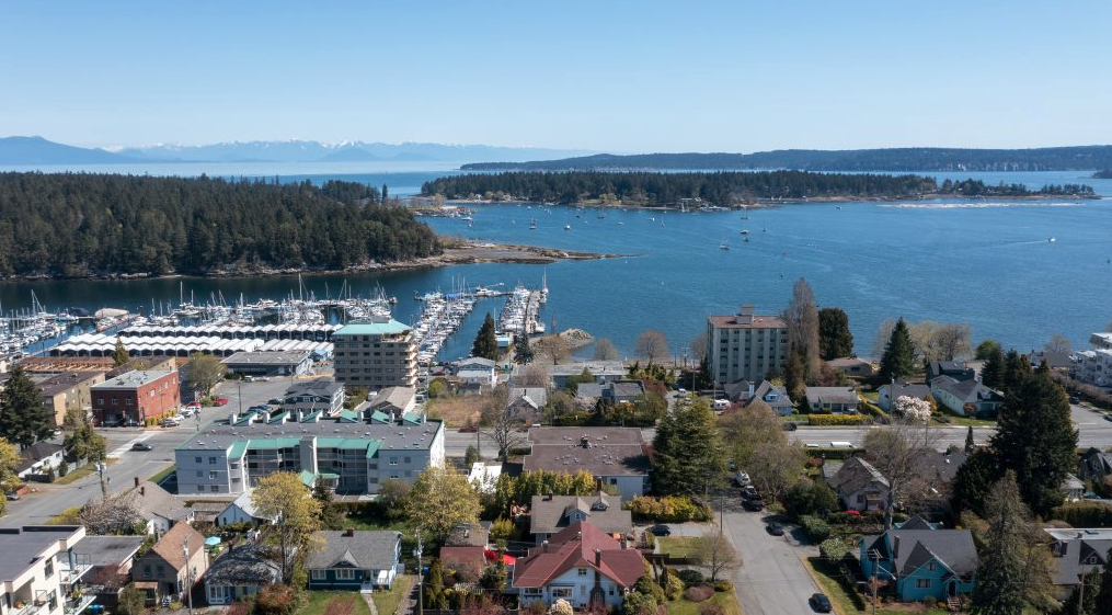 A small town with a large body of water in the background.