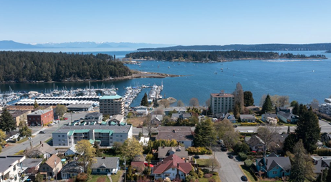 A small town with a large body of water in the background.