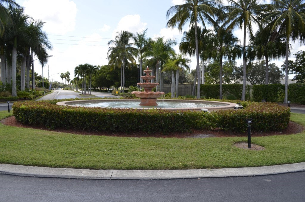 a fountain in the middle of a roundabout in a park