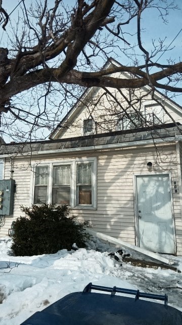 210 Sabine St. 3 Beds Apartment for Rent