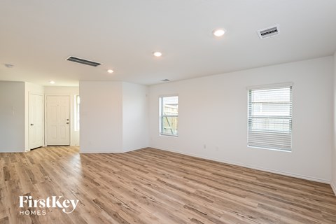 302 Pickwick Gardens Lane 4 Beds Apartment for Rent