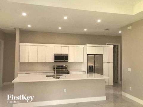 3305 26 ST SW 3 Beds Apartment for Rent