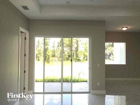 3305 26 ST SW 3 Beds Apartment for Rent
