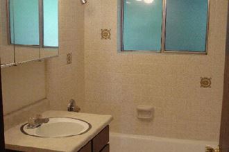 1749 Siskiyou Blvd1-16 2 Beds Apartment for Rent
